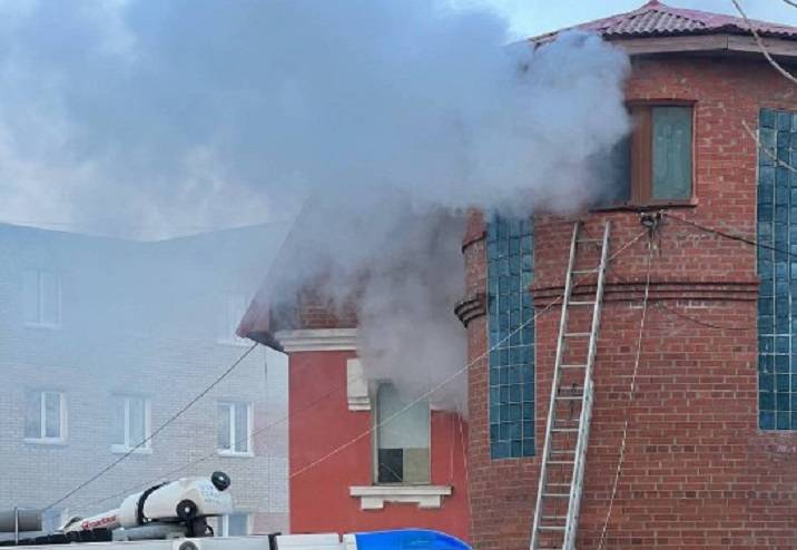 Спасатели и медики на месте бушующего пожара у здания бывшей гостиницы во Владивостоке