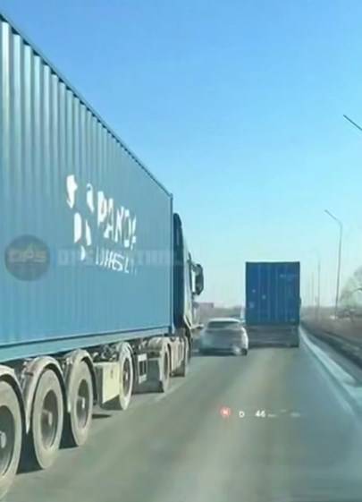 Инцидент на трассе до Находки: водители двух большегрузов «включили учителя»