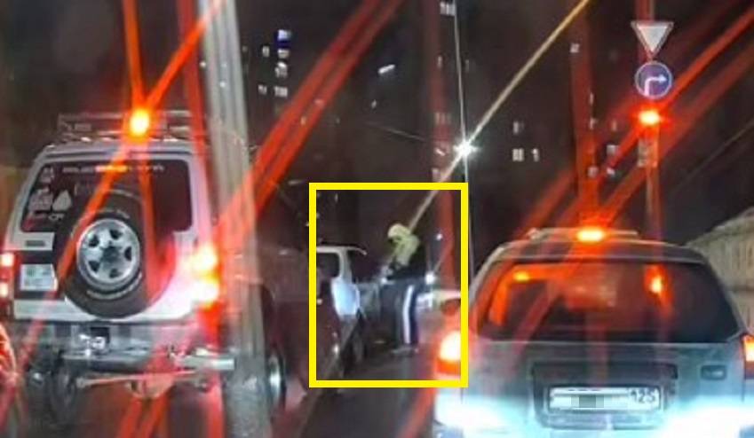 Попрошайка на дороге Владивостока «разносит» стекла автомобилей