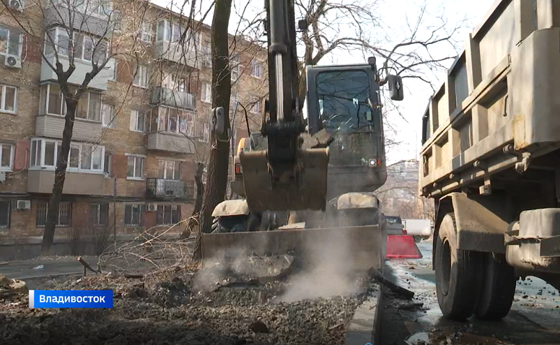 Коммунальный гейзер высотой с пятиэтажку разбил припаркованные авто во Владивостоке