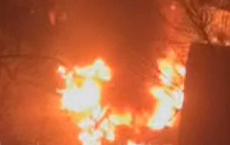 Два авто «случайно» сгорели во Владивостоке