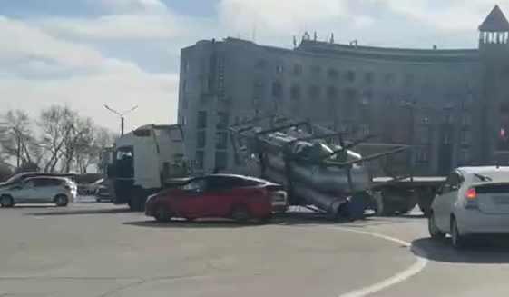 В центре Находки с прицепа грузовика сорвался груз