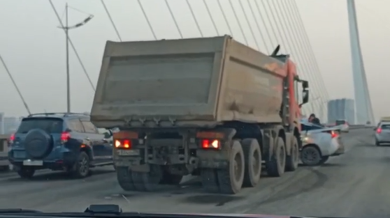 "Приус" попал под самосвал во Владивостоке