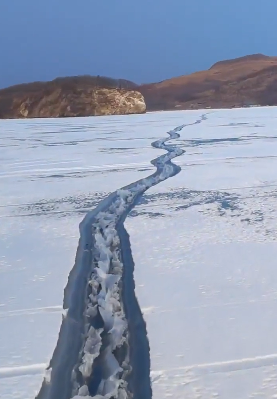 Гигантская трещина образоваласьна льду Амурского залива