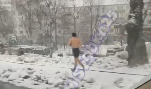 Снег нипочем: полуголый бегун замечен во Владивостоке