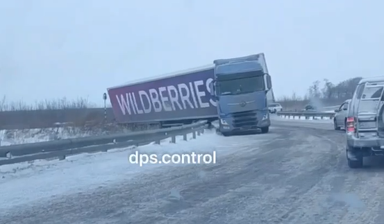 Висит на леерах: фура с посылками от известного маркетплейса попала в ДТП в Приморье