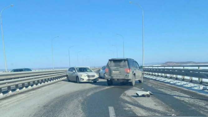 Массовое ДТП "закупорило" движение на низководном мосту во Владивостоке