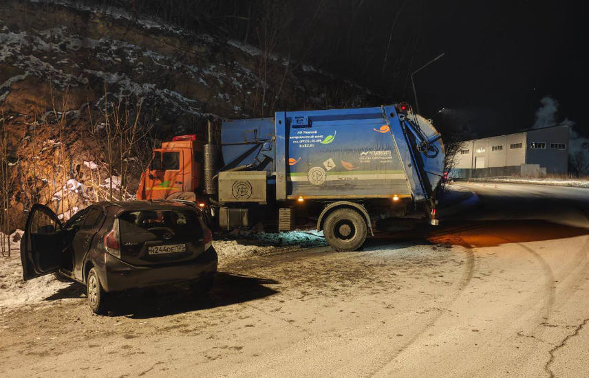 "Вылетел в лоб": легковушка протаранила КАМАЗ во Владивостоке