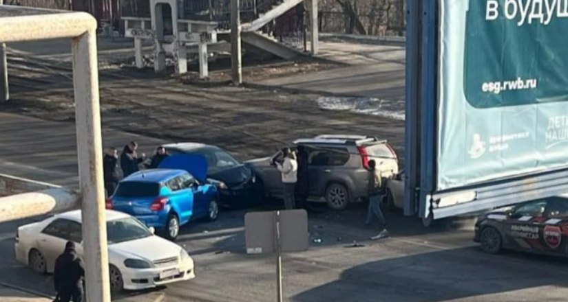 Массовое ДТП создало затор на трафиковой дороге во Владивостоке