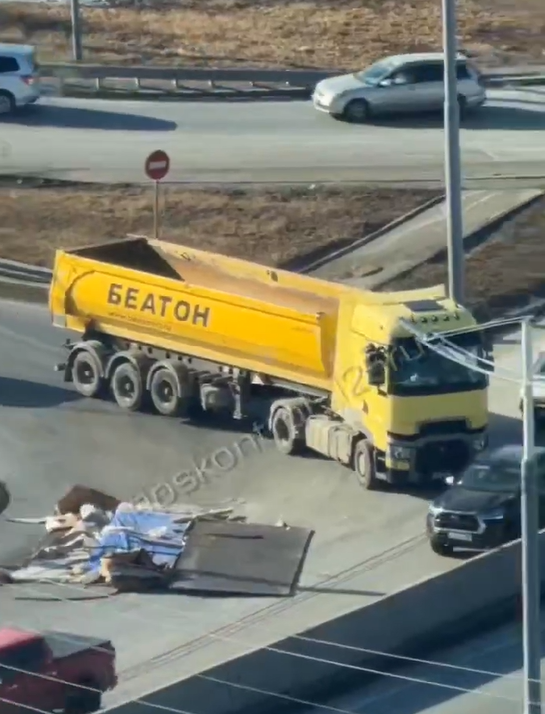 Рекламный щит рухнул на дорогу во Владивостоке