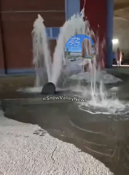 "Опять без воды": во Владивостоке из-под земли забил "фонтан"