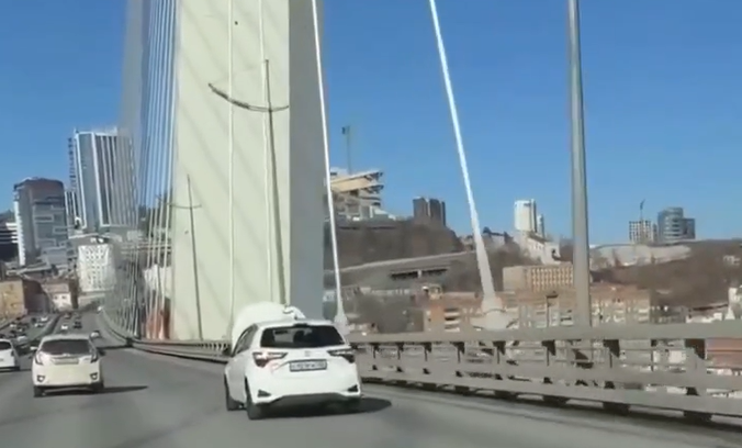 "Слепой водитель" за рулем авто привел в изумление автолюбителей во Владивостоке