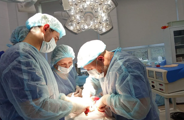 Гигантскую опухоль удалили приморские врачи 18-летнему парню