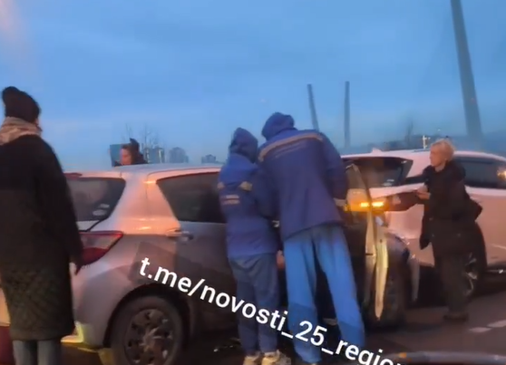 "Скорая уже на месте": массовое ДТП произошло во Владивостоке