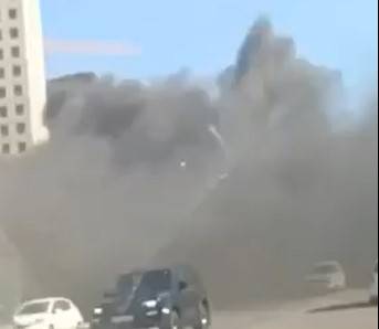 Мощный пожар полыхает в районе БАМа во Владивостоке