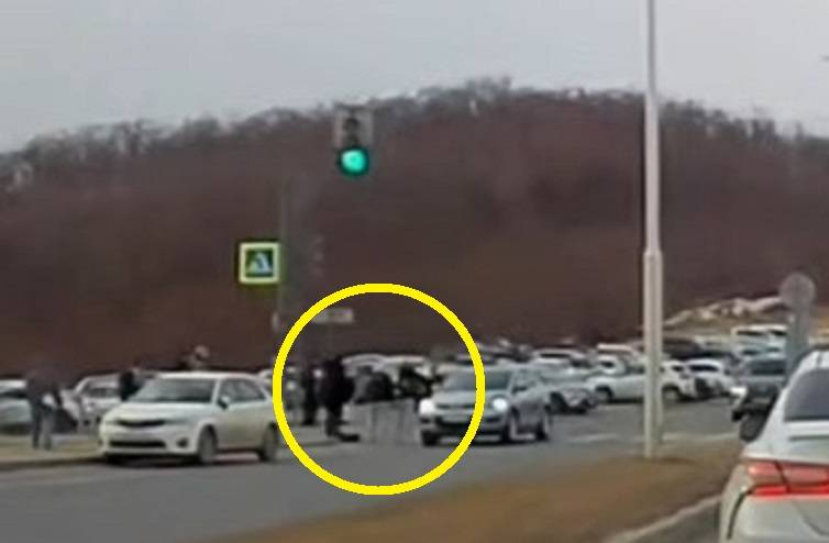 Два водителя устроили спарринг на дороге Русского острова