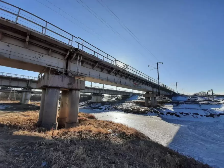 "Повис на перилах и сорвался вниз": трагический инцидент на железной дороге в Приморье