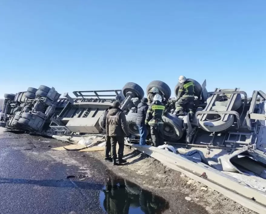 Большегруз перевернулся на трассе Владивосток - Хабаровск