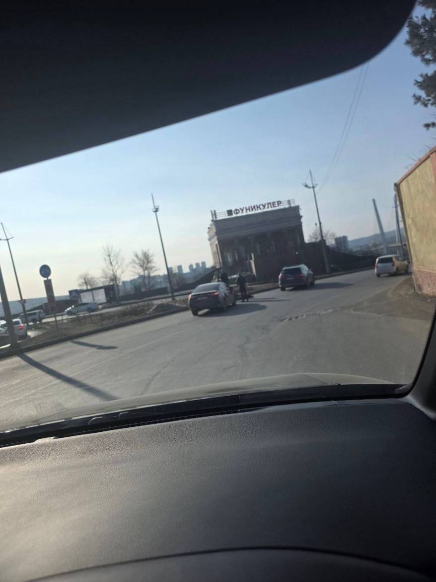 Лежит на дороге: женщина попала под авто во Владивостоке