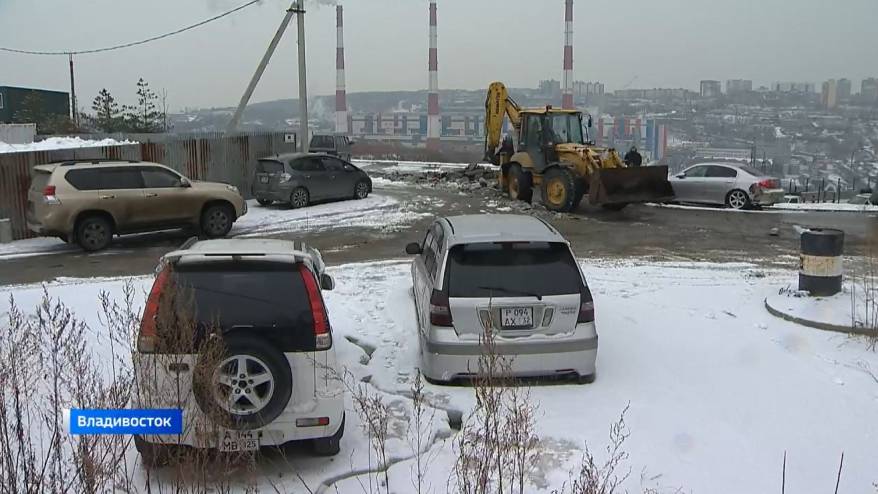 Чья вода? Машины «вросли» в лед на улице Владивостока