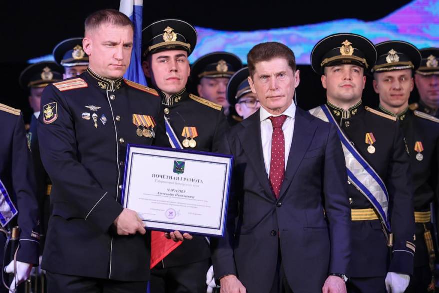 Олег Кожемяко вручил краевые награды военнослужащим ТОФ