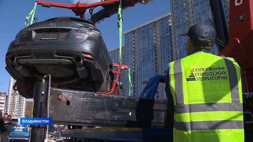 Эвакуаторы круглосуточно увозят авто с улиц Владивостока