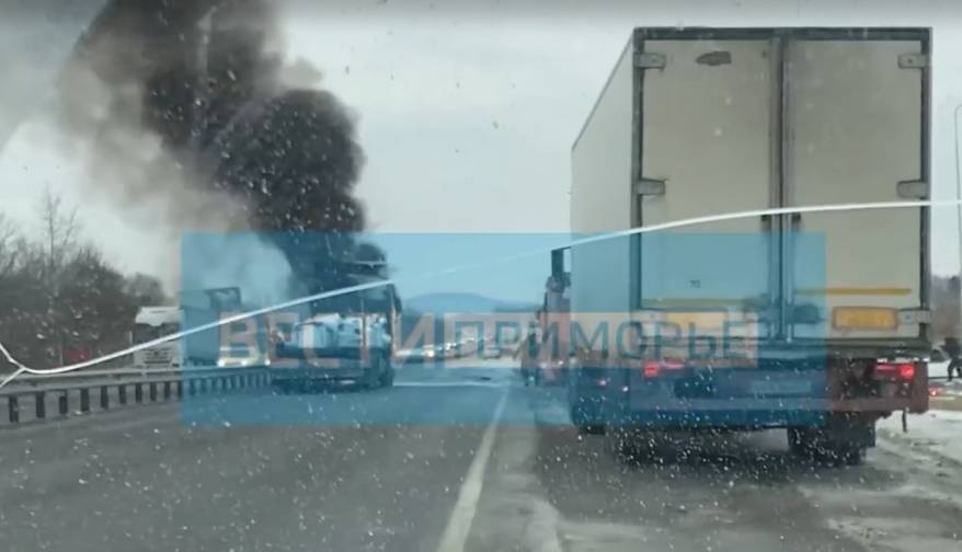 Фура горит у АЗС на трассе в районе Кипарисово