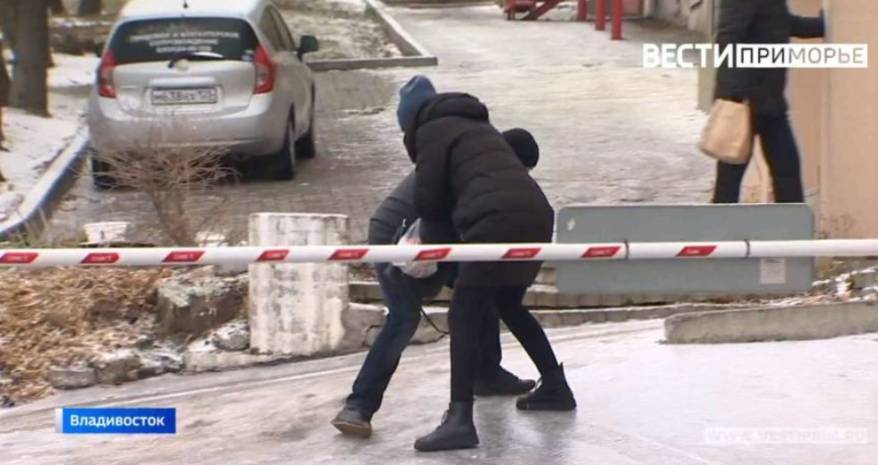 В Приморье мужчина упал на скользкой дороге и три часа пролежал без сознания на морозе