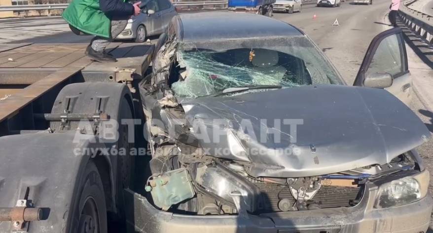 Грузовик «подмял» под себя легковушку на дороге Владивостока