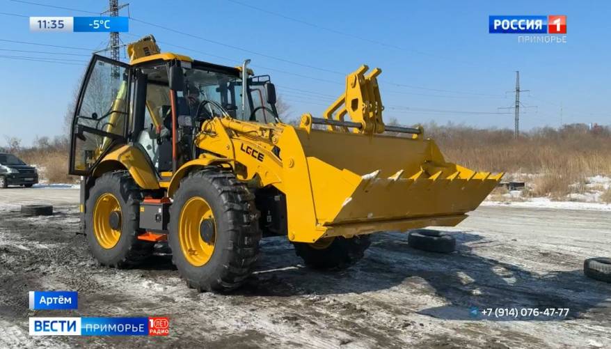Мощный экскаватор-погрузчик передали десантникам в зону СВО приморцы