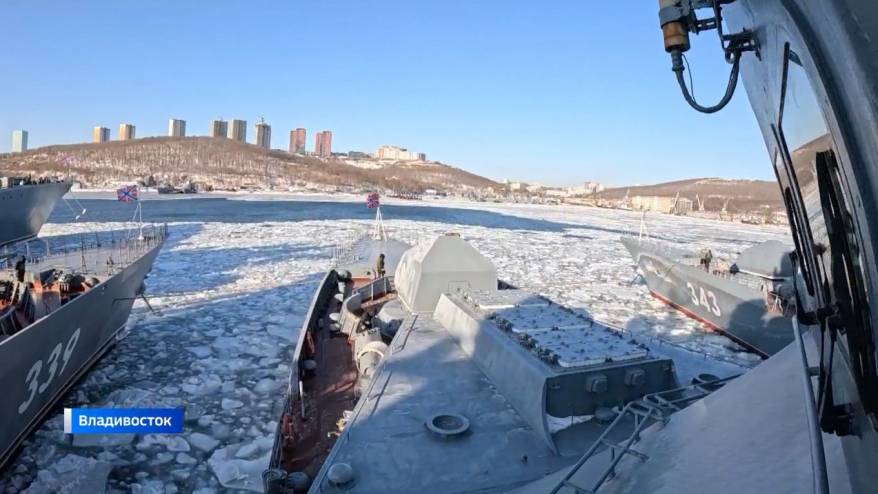 Корветы Тихоокеанского флота отшвартовались от причальной стенки во Владивостоке