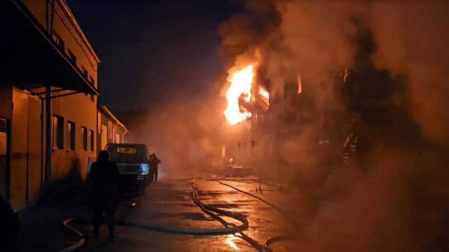 Огонь уничтожил мебельный цех во Владивостоке