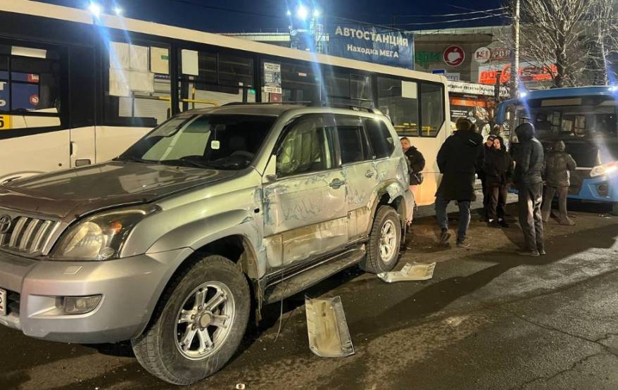 Массовое ДТП в Находке: контейнер рухнул на Land Cruiser во время движения