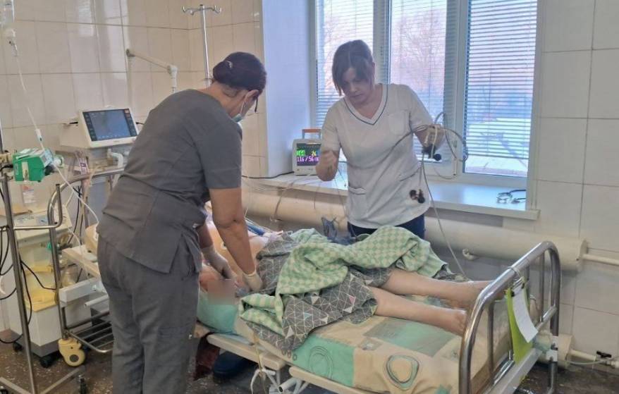 Ножевое ранение сердца: врачи Приморья борются за жизнь девочки