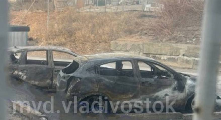 Два припаркованных авто сгорели во Владивостоке