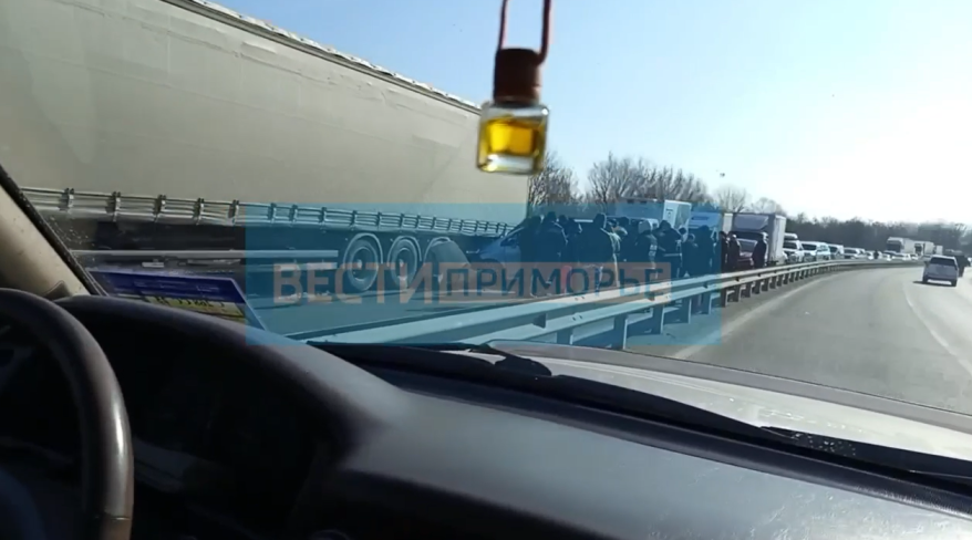 Движение парализовано на федеральной трассе в Приморье из-за серьезного ДТП