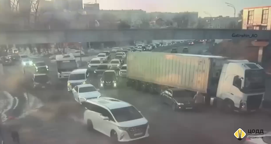 ДТП с участием большегруза собрало огромную пробку в час пик во Владивостоке