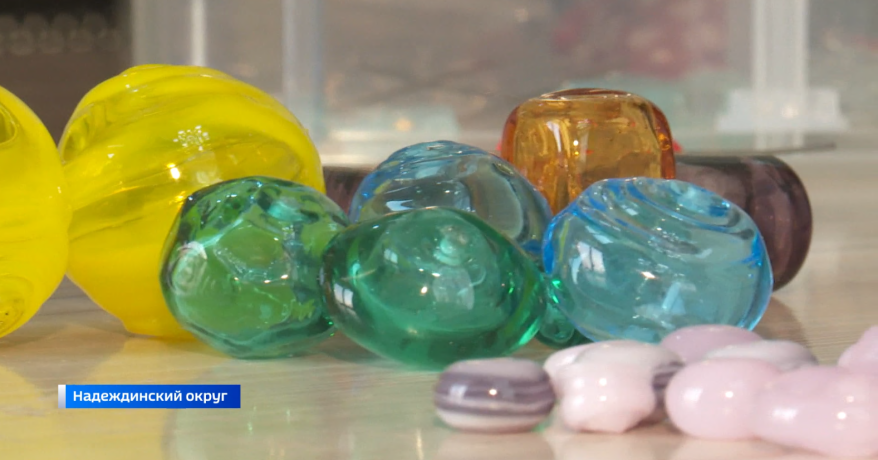 Цветы, грибочки, льдинки и морские волны создает из стекла приморская мастерица