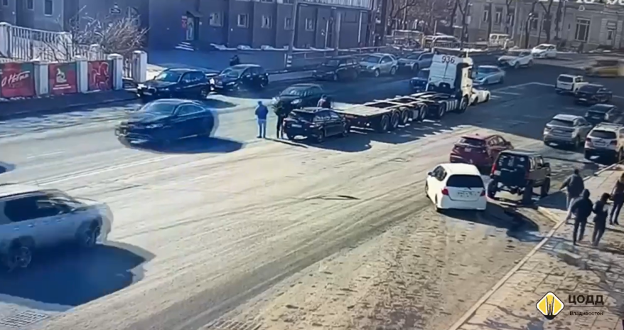 Необычный "паровоз" из трех авто собрался на дороге во Владивостоке