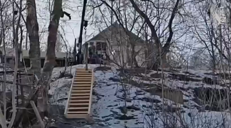 История ползающей по склону пенсионерки в Находке получила продолжение