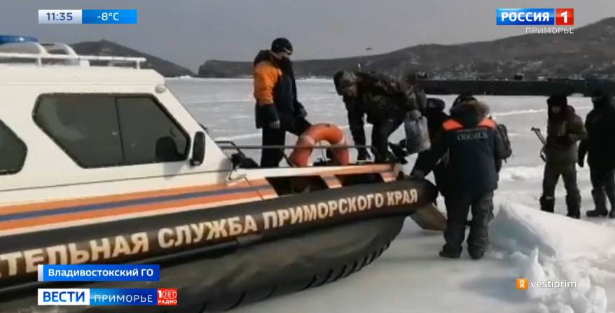 Спасатели организовали переправу между островами Попова и Рейнеке