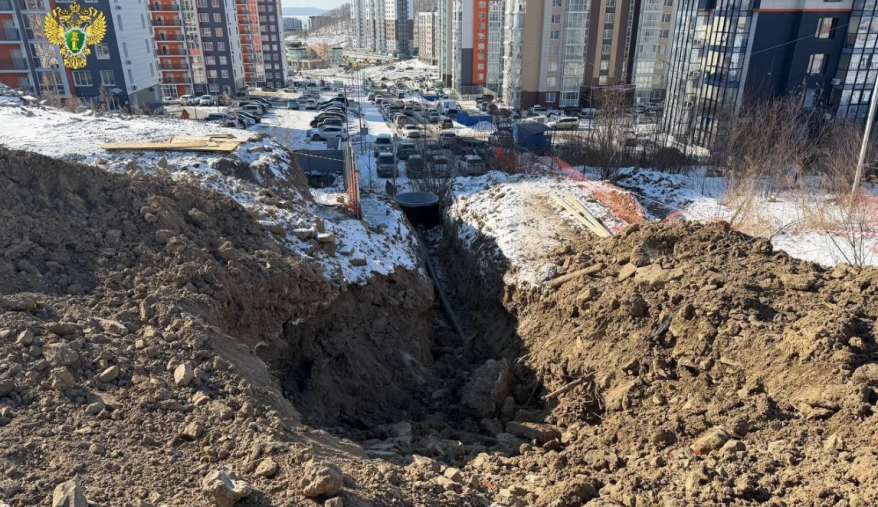 Обрушение грунта произошло на стройке во Владивостоке: пострадавшего увезла скорая