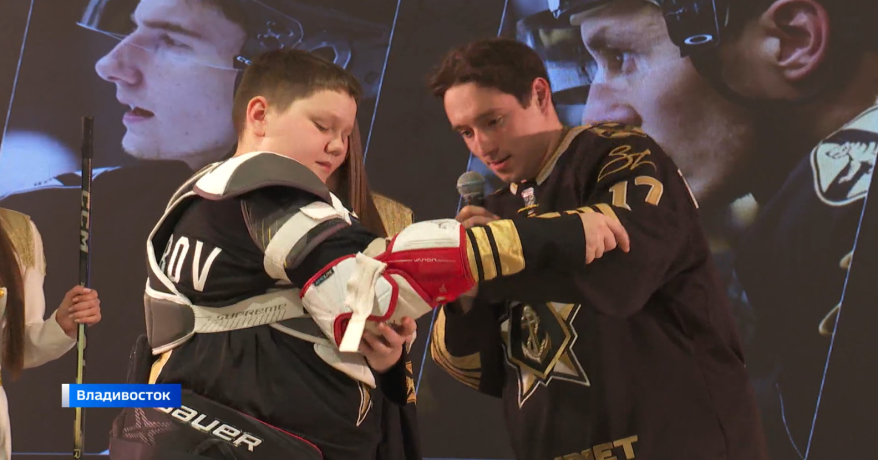 Хоккеисты «Адмирала» и «Тайфуна» встретились с молодыми болельщиками