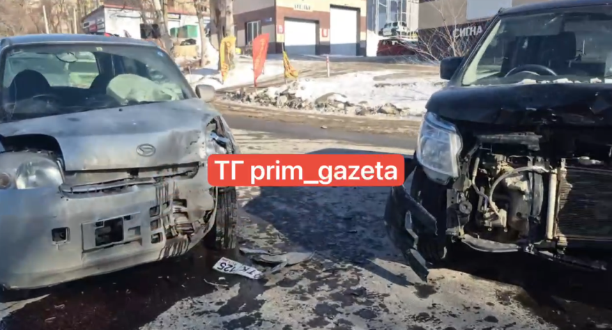 Скорая примчалась, машины в хлам: серьезное ДТП во Владивостоке