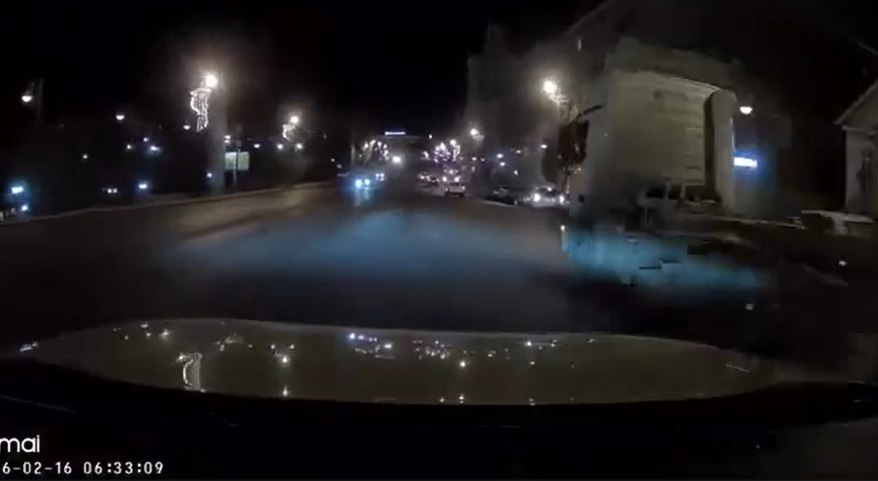 "Бардак на дороге": поступок водителя тягача рассердил автолюбителей во Владивостоке