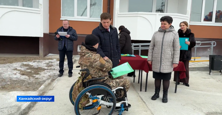 Олег Кожемяко вручил ключи от квартир сиротам в Ханкайском округе