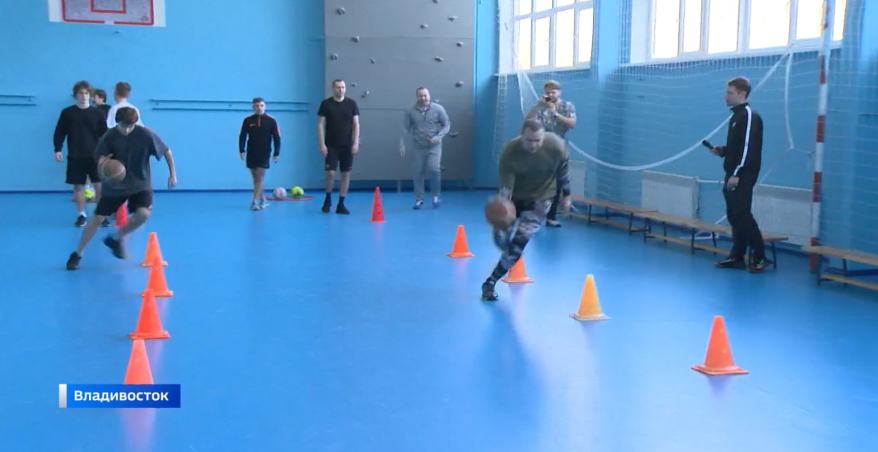 Во Владивостоке прошли соревнования между школьниками и сотрудниками Госавтоинспекции