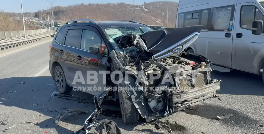 Аварийная остановка автомобиля стала причиной массового ДТП во Владивостоке