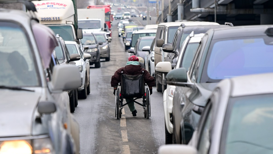 Полиция заинтересовалась попрошайками, работающими на трассе во Владивостоке