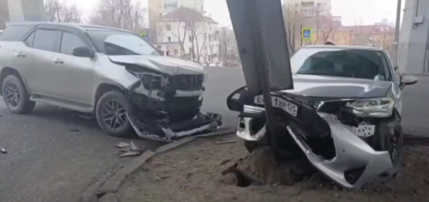 Жесткое ДТП: Axio "намотался" на дорожный знак во Владивостоке